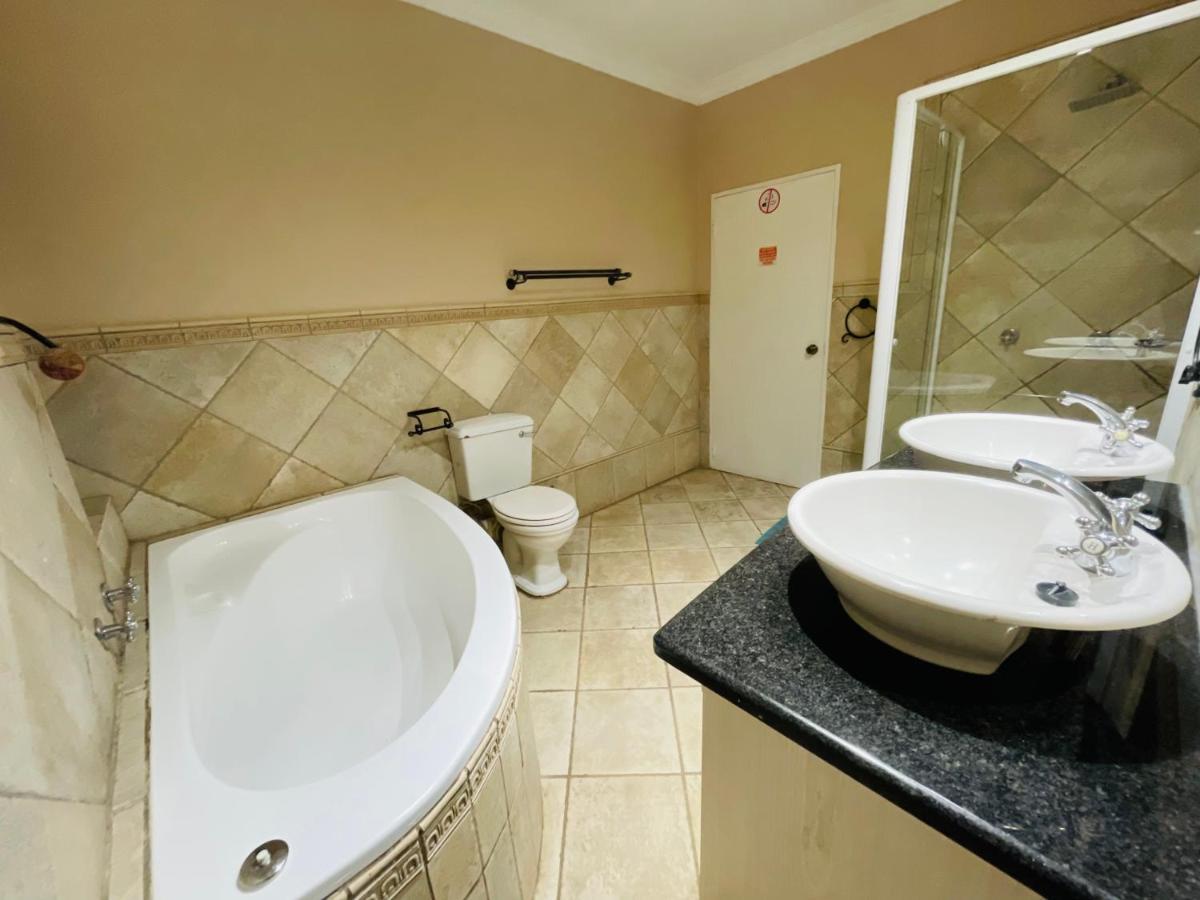 The Yacht House Hotell Hartbeespoort Eksteriør bilde